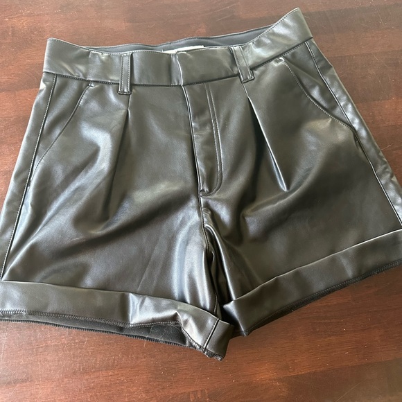 Abercrombie Vegan Leather Tailored Short - Picture 2 of 4